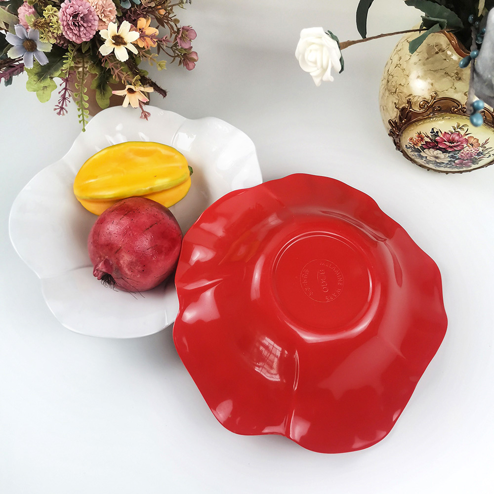 Milieuvriendelijke creatieve lotusblad westers voedsel salade fruitschaal